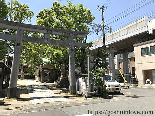 鳥居と阪神電車のガード
