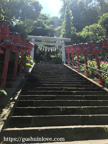 ￼ 青い空に白い鳥居