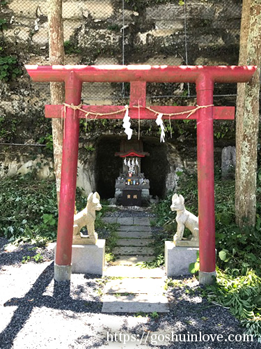 お稲荷さんの祠