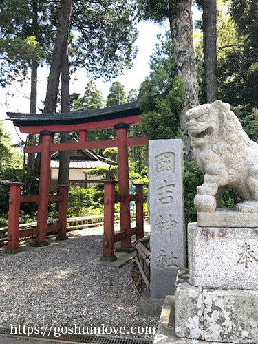 入口の狛犬と鳥居2