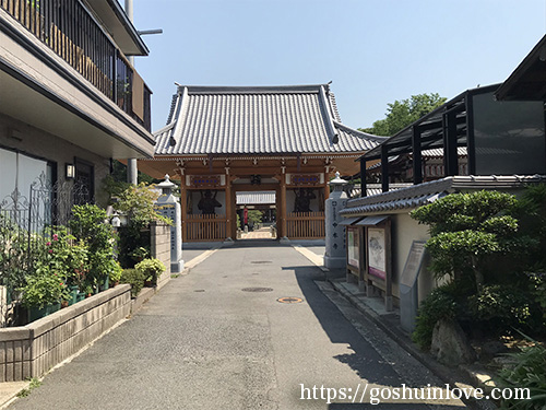 道路を折れて直線道路