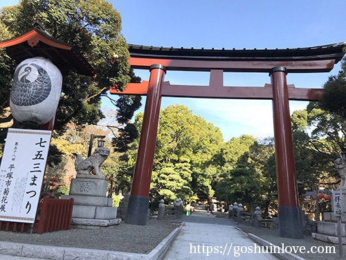 鳥居横の提灯左