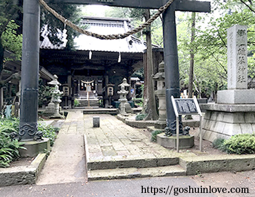 鳥居から境内を望む