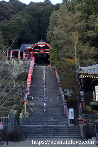 奥の長い石段と仏堂